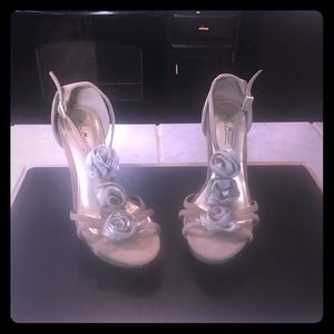 Anne Michelle 4” heels in Taupe